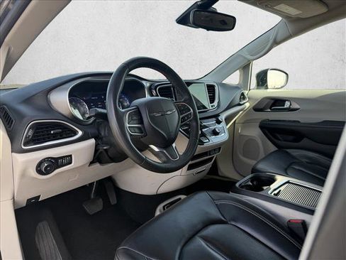 Used 2023 Chrysler Pacifica Touring-L FWD image 6