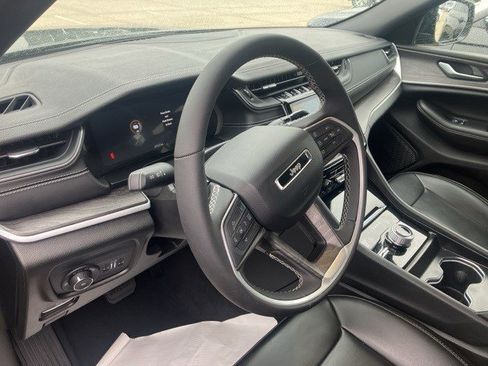 Certified 2024 Jeep Grand Cherokee Limited w/ Black Appearance Package image 8