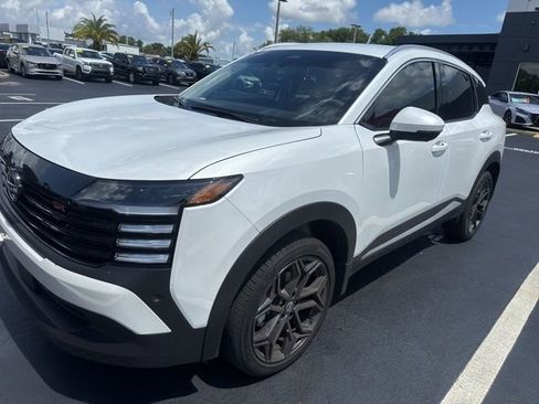 Used 2025 Nissan Kicks SR FWD image 2