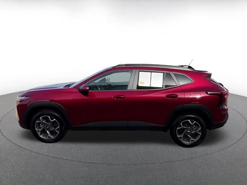 Used 2025 Chevrolet Trax LT w/ LT Convenience Package FWD image 5