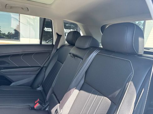 Used 2022 Volkswagen Tiguan SE w/ Panoramic Sunroof Package AWD/4WD image 6