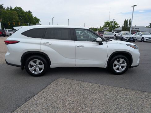Used 2023 Toyota Highlander LE FWD image 7