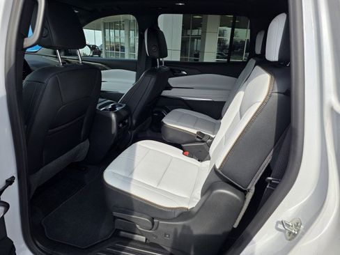 Used 2025 Chevrolet Traverse High Country image 9