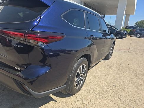 Used 2025 Toyota Highlander XLE image 4