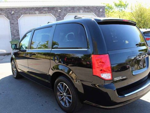 Used 2016 Dodge Grand Caravan SXT image 9