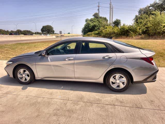Used 2026 Hyundai Elantra SE FWD image 4