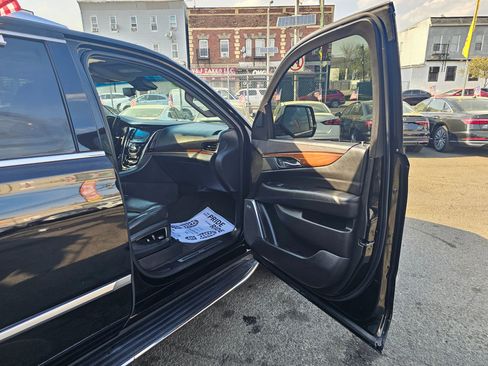 Used 2020 Cadillac Escalade Luxury RWD image 12