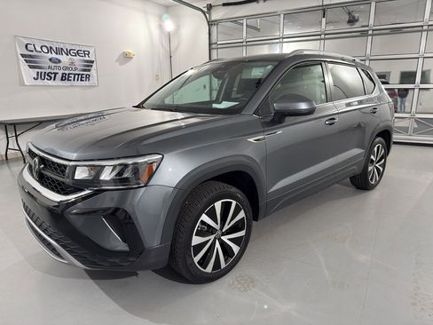 Used 2024 Volkswagen Taos SE image 3