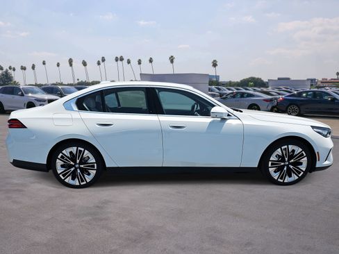 Used 2025 BMW 530i w/ Premium Package RWD image 4