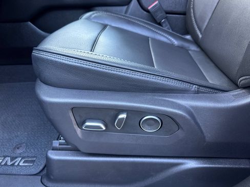 Used 2025 GMC Yukon XL Denali AWD/4WD image 12