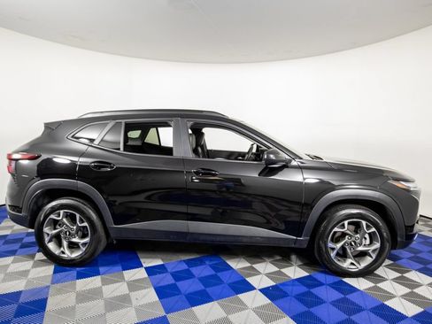 Used 2025 Chevrolet Trax LT FWD image 4