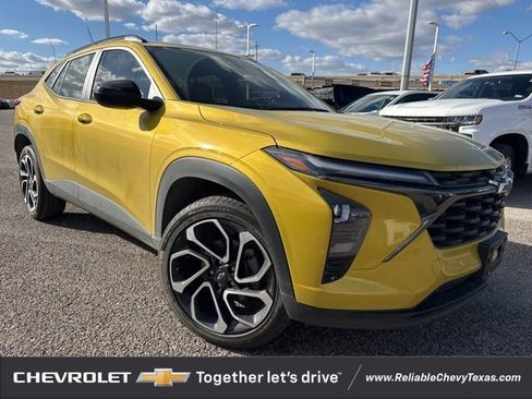 Certified 2024 Chevrolet Trax RS w/ Driver Confidence Package image 1