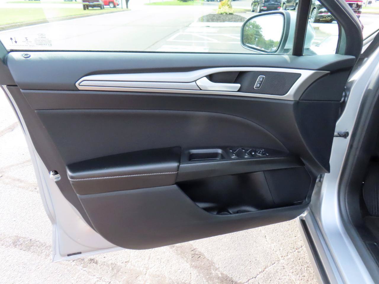 Used 2020 Ford Fusion SE FWD image 16