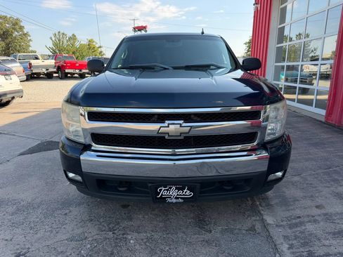 Used 2007 Chevrolet Silverado 1500 LT w/ 1LT Convenience Package AWD/4WD image 3