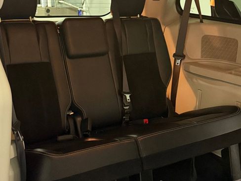 Used 2018 Dodge Grand Caravan SXT image 10