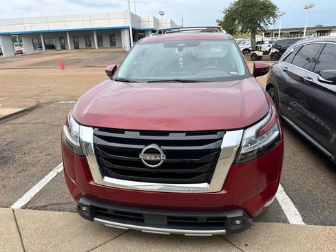 Used 2022 Nissan Pathfinder SL w/ Cargo Package FWD image 3