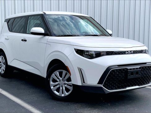 Used 2025 Kia Soul LX FWD image 2