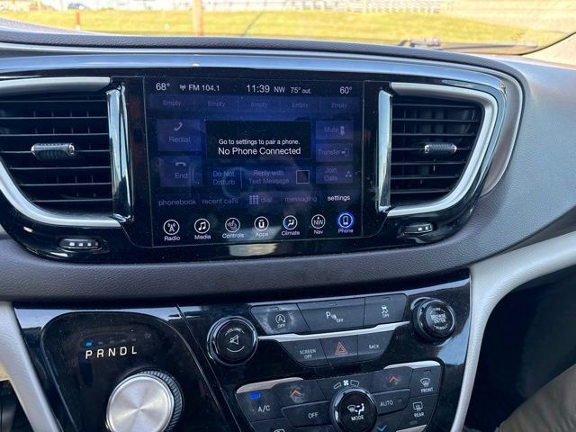 Used 2017 Chrysler Pacifica Touring-L w/ Tire & Wheel Group FWD image 9