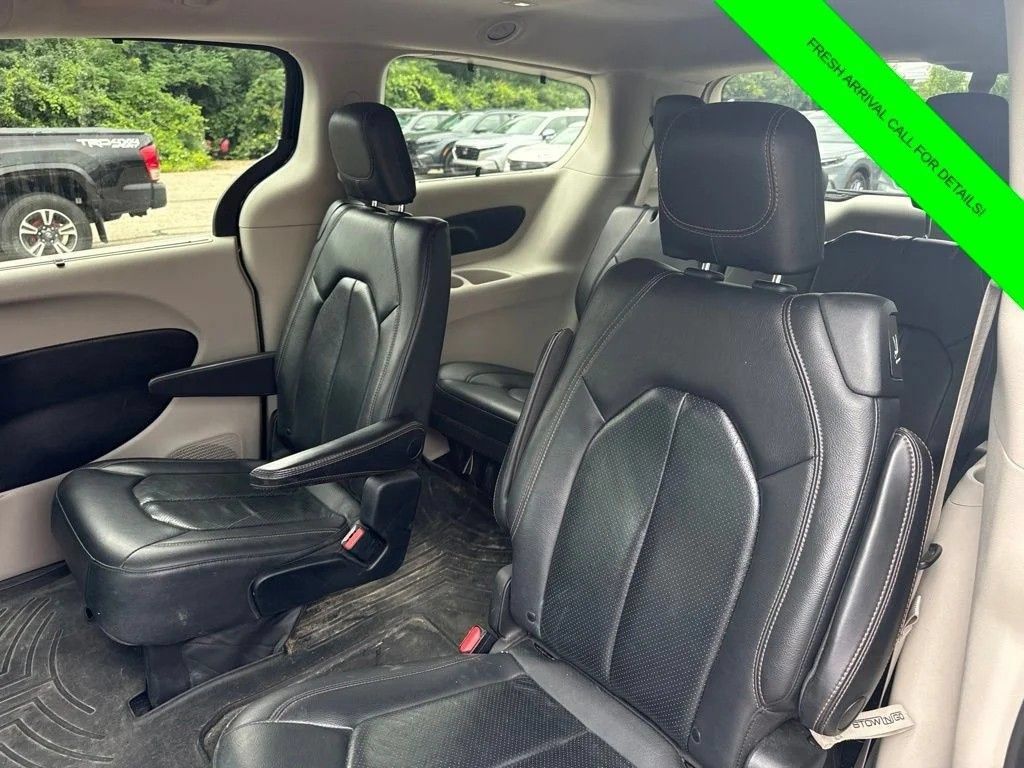 Used 2019 Chrysler Pacifica Touring-L FWD image 11