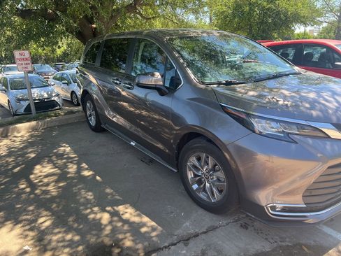 Used 2022 Toyota Sienna XLE image 5