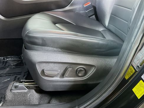 Used 2024 Toyota Highlander XLE AWD/4WD image 18