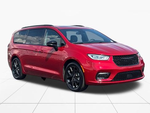 Used 2025 Chrysler Pacifica Limited FWD image 8