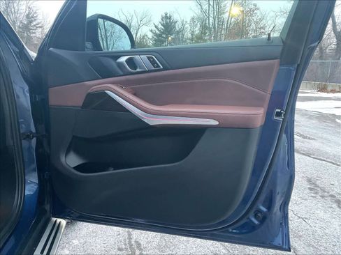 Used 2023 BMW X5 xDrive45e image 12