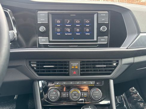 Used 2024 Volkswagen Jetta SE image 18