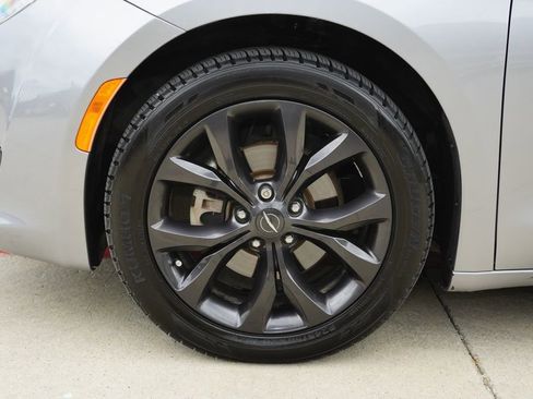 Used 2018 Chrysler Pacifica Touring Plus w/ S Appearance Package FWD image 9
