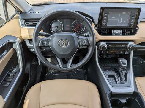 Used 2021 Toyota RAV4 XLE Premium image 17