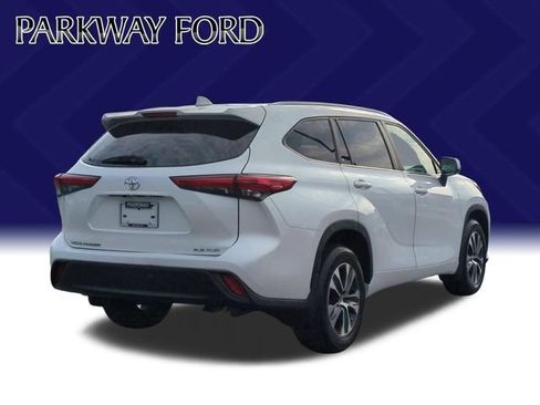 Used 2023 Toyota Highlander XLE AWD/4WD image 5