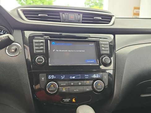 Used 2016 Nissan Rogue SV w/ SV Premium Package AWD/4WD image 20