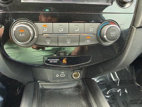 Used 2019 Nissan Rogue S FWD image 17