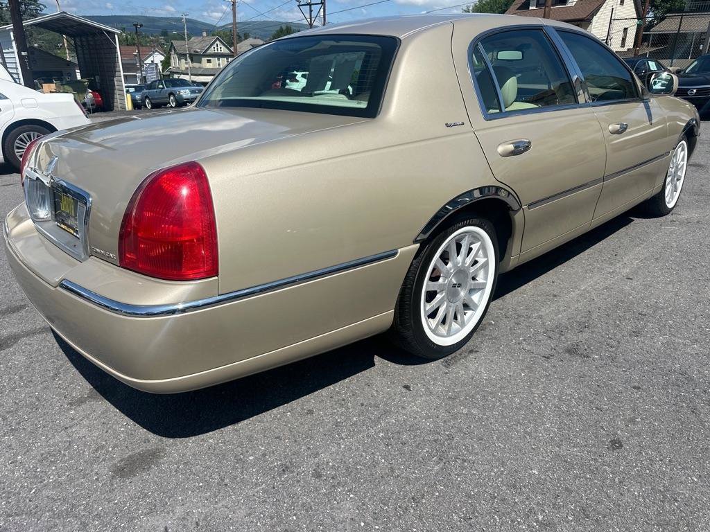 Used 2006 Lincoln Town Car Signature RWD image 5