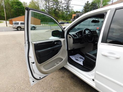 Used 2017 Dodge Grand Caravan SXT FWD image 17
