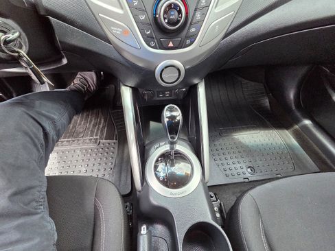 Used 2017 Hyundai Veloster FWD image 18
