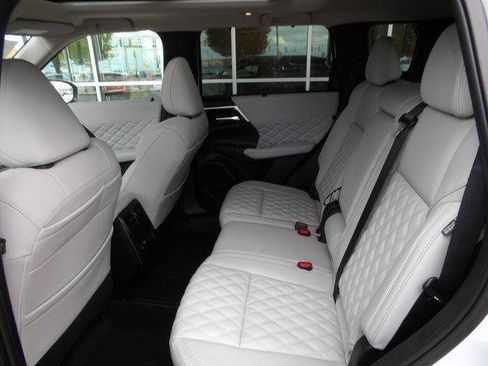 New 2025 Mitsubishi Outlander SEL image 16