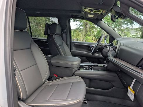 New 2026 Chevrolet Suburban Premier AWD/4WD image 18