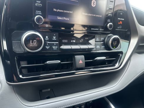 Used 2020 Toyota Highlander LE FWD image 30