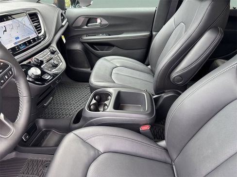 New 2026 Chrysler Pacifica Select image 19