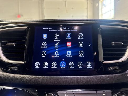 Used 2017 Chrysler Pacifica Touring-L FWD image 17