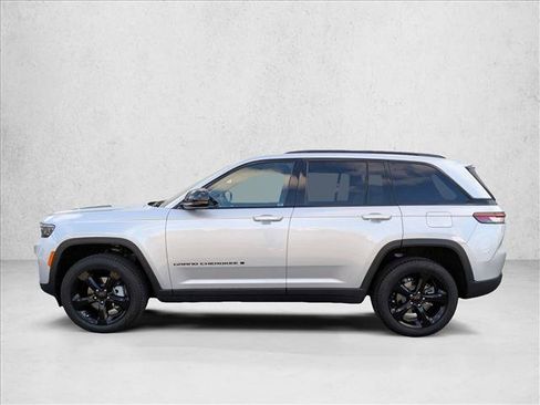 Used 2025 Jeep Grand Cherokee Limited w/ Black Appearance Package AWD/4WD image 9