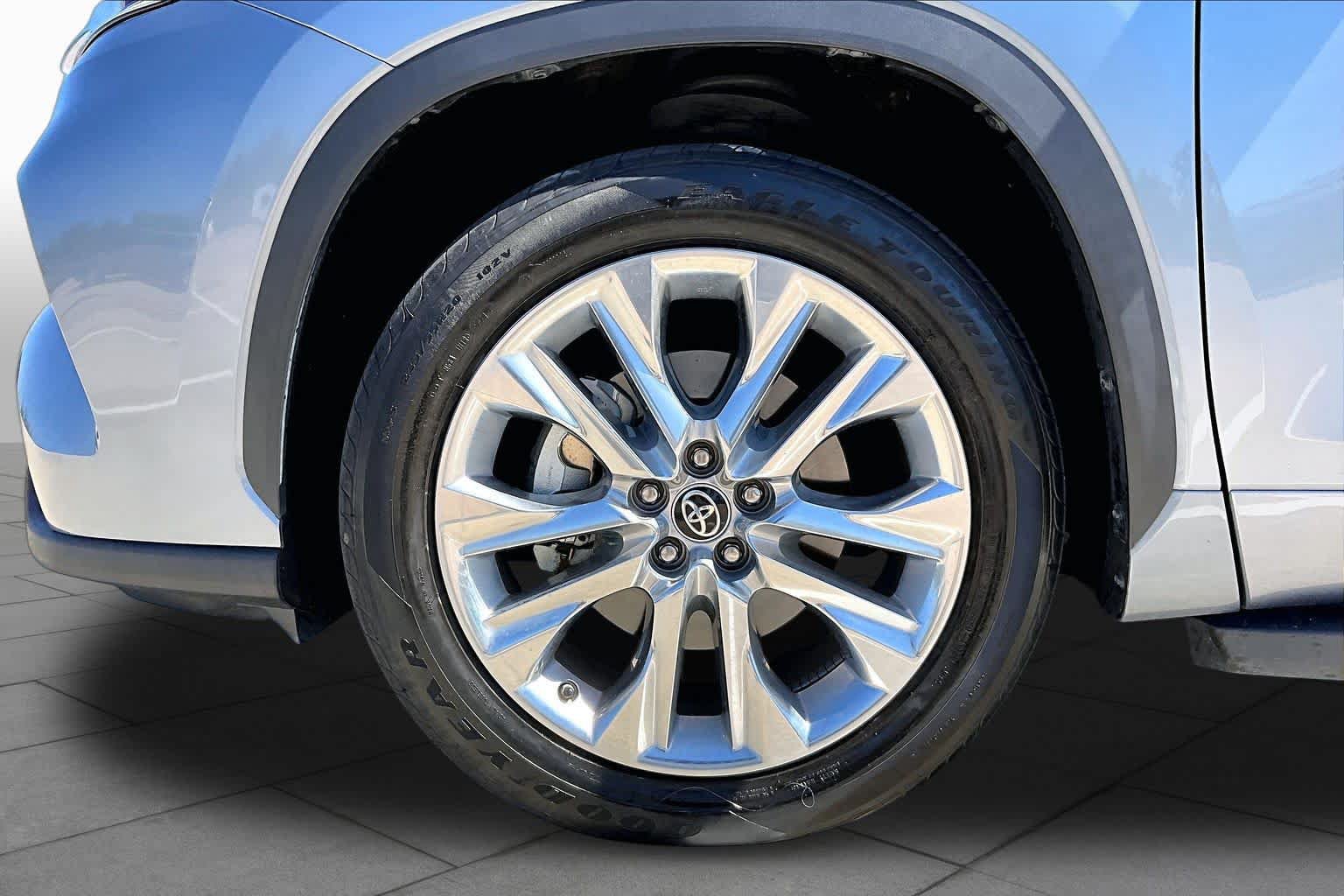 Used 2022 Toyota Highlander Limited FWD image 11