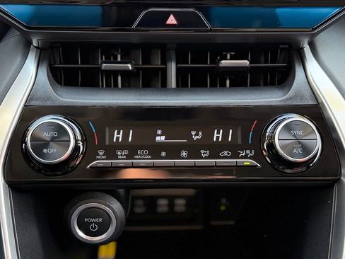 Used 2022 Toyota Venza XLE image 13