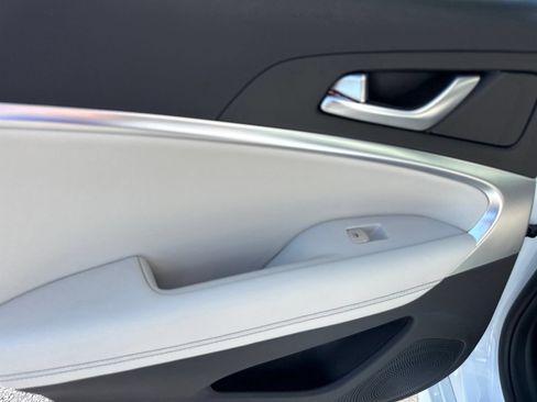 Used 2025 Genesis G70 2.5T RWD image 12