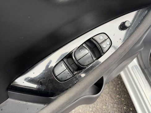 Used 2015 Nissan Leaf SV image 15