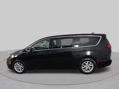 Used 2024 Chrysler Pacifica Touring-L FWD image 5