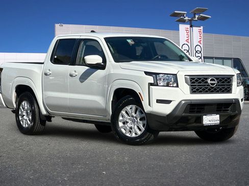 Used 2023 Nissan Frontier SV image 2