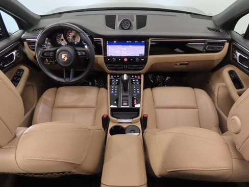 Certified 2025 Porsche Macan AWD/4WD image 15