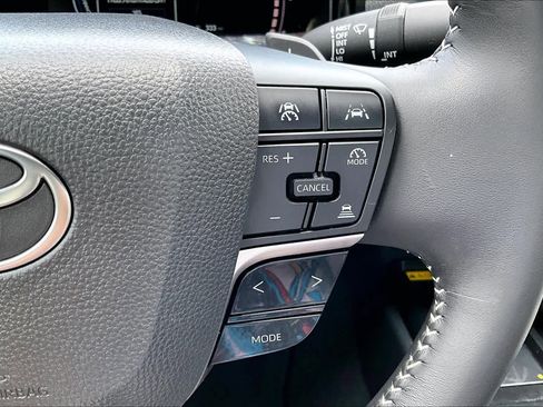 Used 2025 Toyota Camry SE w/ Convenience Package FWD image 21